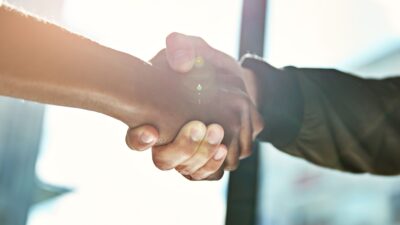 「緊張しています」は言わない方がいい？実は“武器”になる意外な心理効果とは