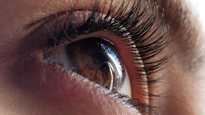 【意外】目線を外すと、逆に信頼される？面接中の“アイコンタクト操作術”