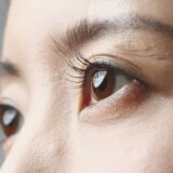 面接官の“瞬きの回数”を合わせると共感が生まれる？脳が無意識で反応するミラリング術