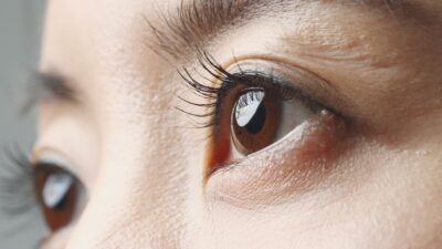 面接官の“瞬きの回数”を合わせると共感が生まれる？脳が無意識で反応するミラリング術