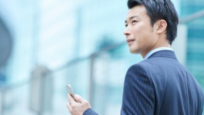 「ピシッとした姿勢」は、むしろ“警戒心”を伝えてしまう。