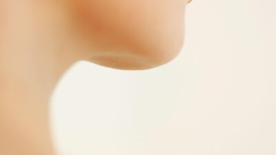 話すとき、“あご”の角度で印象が激変する― 0.5度の違いが「支配」か「信頼」かを決めている