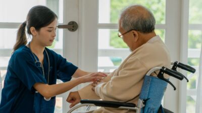 【介護職の退職は何ヶ月前？】円満に辞めるベストなタイミングと伝え方の完全ガイド