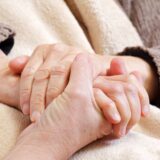 【夜勤は本当に体に悪い？】元介護士が語る健康リスク・寿命・辞めどきのリアル