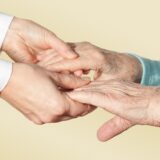 介護の夜勤は一人で何人担当？法律・現場の実態・限界まで徹底解説