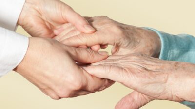 介護の夜勤は一人で何人担当？法律・現場の実態・限界まで徹底解説