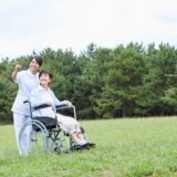 【有料老人ホームの夜勤はきつい？】現役介護士が語る原因・対処法・働き方の選び方