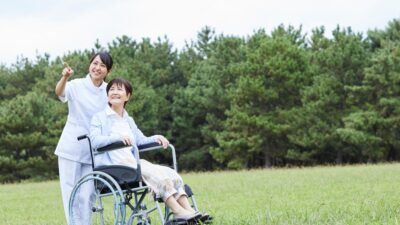 【有料老人ホームの夜勤はきつい？】現役介護士が語る原因・対処法・働き方の選び方