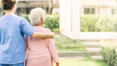 【介護士の結婚が反対される理由とは？】未婚率・後悔・相談所の実態まで徹底解説