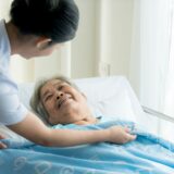 【体が限界】介護職の腰痛で退職を考えたら読むべき対策と転職先ガイド