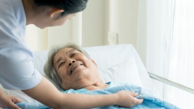 【体が限界】介護職の腰痛で退職を考えたら読むべき対策と転職先ガイド