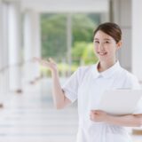 【最新版】介護職の退職金相場はいくら？勤続年数別の支給額と損しない制度の見極め方