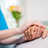 【現実は厳しい？】旦那が介護士でも専業主婦になれるかを徹底解説！収入・生活・不安への対策まとめ