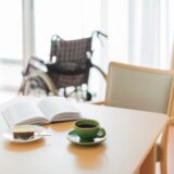 【介護職で生活できない人へ】手取り12万円の現実と収入を増やす具体策