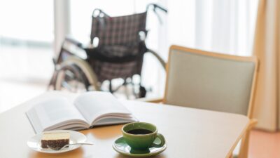 【介護職で生活できない人へ】手取り12万円の現実と収入を増やす具体策