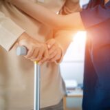 【後悔しないために】介護職との結婚で起きやすい現実と乗り越え方