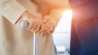 【後悔しないために】介護職との結婚で起きやすい現実と乗り越え方