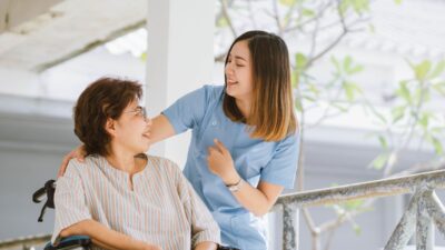 【現役介護士向け】介護福祉士パートの月収8万円は本当？収入のリアルと対策を解説