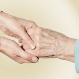 【2025年最新】介護処遇改善手当はなくなる？制度改定の影響と現場の対策まとめ