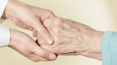 【2025年最新】介護処遇改善手当はなくなる？制度改定の影響と現場の対策まとめ