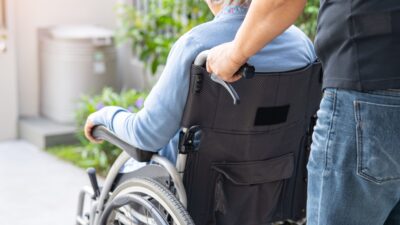 介護士で年収800万円を目指すには？高収入を実現する働き方・ポジション・戦略を徹底解説