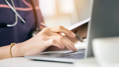 【2025年版】介護施設で楽なのはどこ？働きやすい職場の選び方とランキング解説