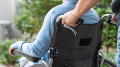 【保存版】介護職で月30万円以上稼ぐには？手取りアップの方法と現実的な働き方を徹底解説