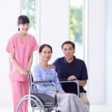 【50代の介護転職】後悔しないタイミングと働き方・年収・未経験から成功する方法