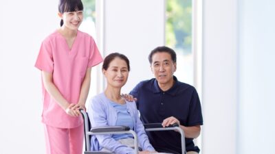 【50代の介護転職】後悔しないタイミングと働き方・年収・未経験から成功する方法