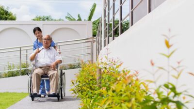 【初心者向け】介護職員として身につけるべき知識とスキル｜現場で役立つ基礎から応用まで解説