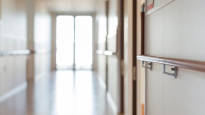 【現場のリアル】ユニット型特養はきつい?後悔しない職場選びと働き方のポイント